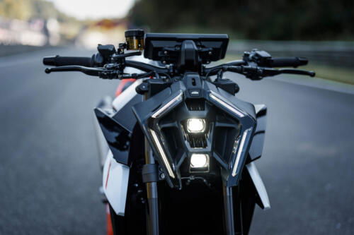 638348_MY25 KTM 990 DUKE R_DETAILS_PARTS_Details_Parts_DETAILS _ PARTS_02_STATIC IMAGES