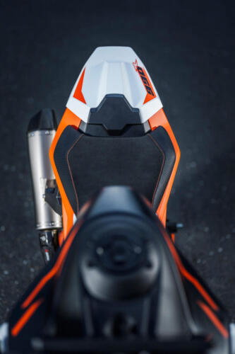 638350_MY25 KTM 990 DUKE R_DETAILS_PARTS_Details_Parts_DETAILS _ PARTS_02_STATIC IMAGES