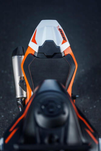 638350_MY25 KTM 990 DUKE R_DETAILS_PARTS_Details_Parts_DETAILS _ PARTS_02_STATIC IMAGES