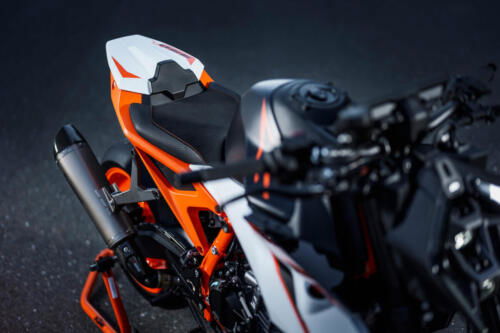 638352_MY25 KTM 990 DUKE R_DETAILS_PARTS_Details_Parts_DETAILS _ PARTS_02_STATIC IMAGES
