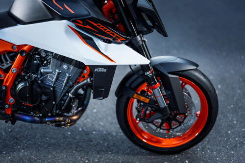 638353_MY25 KTM 990 DUKE R_DETAILS_PARTS_Details_Parts_DETAILS _ PARTS_02_STATIC IMAGES