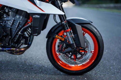 638354_MY25 KTM 990 DUKE R_DETAILS_PARTS_Details_Parts_DETAILS _ PARTS_02_STATIC IMAGES