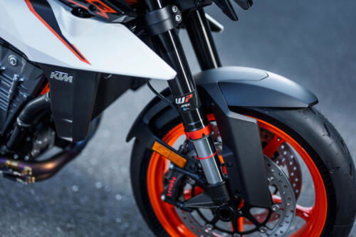 638355_MY25 KTM 990 DUKE R_DETAILS_PARTS_Details_Parts_DETAILS _ PARTS_02_STATIC IMAGES