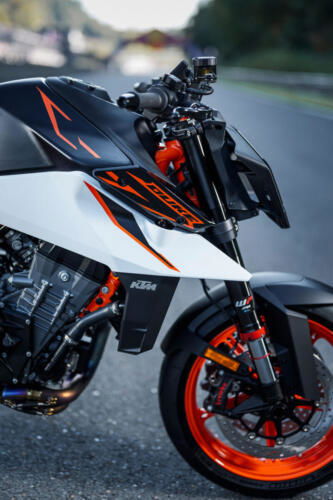 638358_MY25 KTM 990 DUKE R_DETAILS_PARTS_Details_Parts_DETAILS _ PARTS_02_STATIC IMAGES