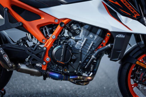638360_MY25 KTM 990 DUKE R_DETAILS_PARTS_Details_Parts_DETAILS _ PARTS_02_STATIC IMAGES