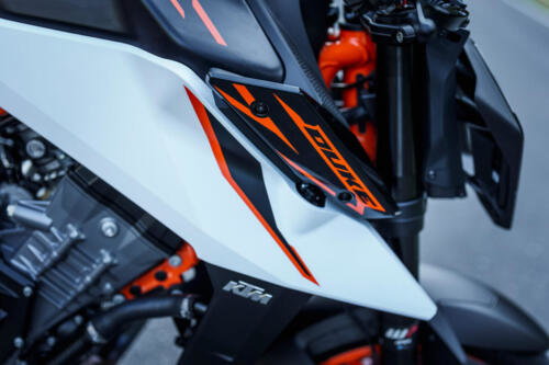 638362_MY25 KTM 990 DUKE R_DETAILS_PARTS_Details_Parts_DETAILS _ PARTS_02_STATIC IMAGES