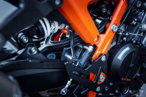 638367_MY25 KTM 990 DUKE R_DETAILS_PARTS_Details_Parts_DETAILS _ PARTS_02_STATIC IMAGES