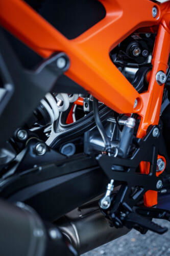 638368_MY25 KTM 990 DUKE R_DETAILS_PARTS_Details_Parts_DETAILS _ PARTS_02_STATIC IMAGES