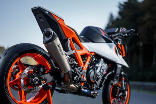 638369_MY25 KTM 990 DUKE R_DETAILS_PARTS_Details_Parts_DETAILS _ PARTS_02_STATIC IMAGES