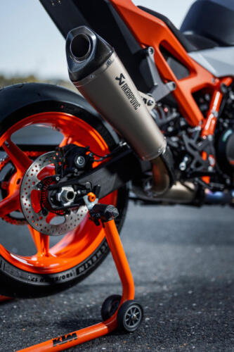 638371_MY25 KTM 990 DUKE R_DETAILS_PARTS_Details_Parts_DETAILS _ PARTS_02_STATIC IMAGES