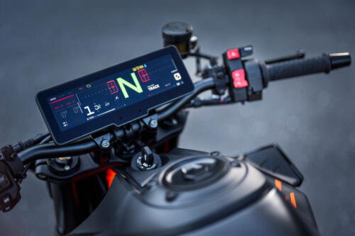 638372_MY25 KTM 990 DUKE R_DETAILS_PARTS_Details_Parts_TFT DASH_DETAILS _ PARTS_V80 _ H88 TFT DASHBOARDS_02_STATIC IMAGES