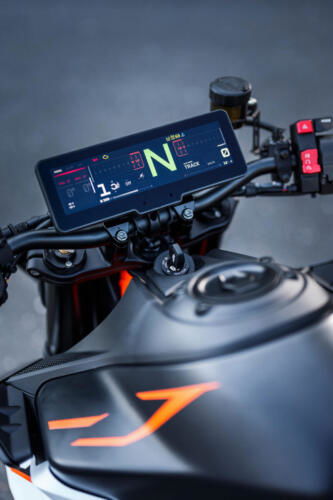 638373_MY25 KTM 990 DUKE R_DETAILS_PARTS_Details_Parts_DETAILS _ PARTS_02_STATIC IMAGES