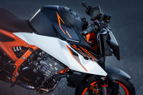 638374_MY25 KTM 990 DUKE R_DETAILS_PARTS_Details_Parts_DETAILS _ PARTS_02_STATIC IMAGES
