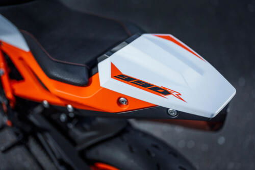 638375_MY25 KTM 990 DUKE R_DETAILS_PARTS_Details_Parts_DETAILS _ PARTS_02_STATIC IMAGES