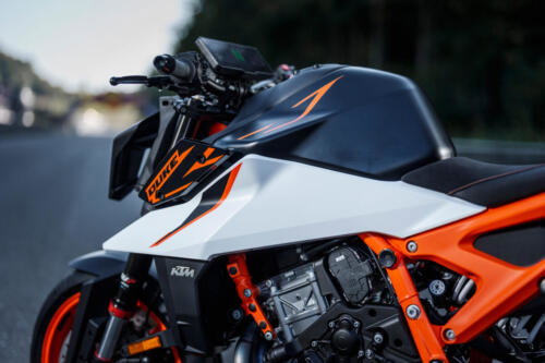 638376_MY25 KTM 990 DUKE R_DETAILS_PARTS_Details_Parts_DETAILS _ PARTS_02_STATIC IMAGES