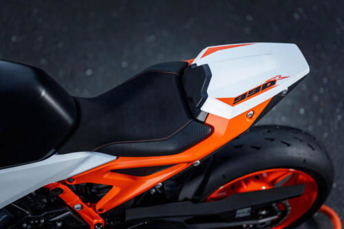 638379_MY25 KTM 990 DUKE R_DETAILS_PARTS_Details_Parts_DETAILS _ PARTS_02_STATIC IMAGES