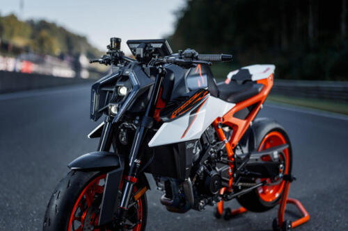 638380_MY25 KTM 990 DUKE R_DETAILS_PARTS_Details_Parts_DETAILS _ PARTS_02_STATIC IMAGES