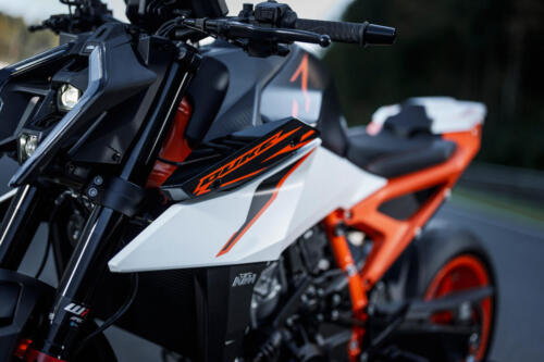 638382_MY25 KTM 990 DUKE R_DETAILS_PARTS_Details_Parts_DETAILS _ PARTS_02_STATIC IMAGES