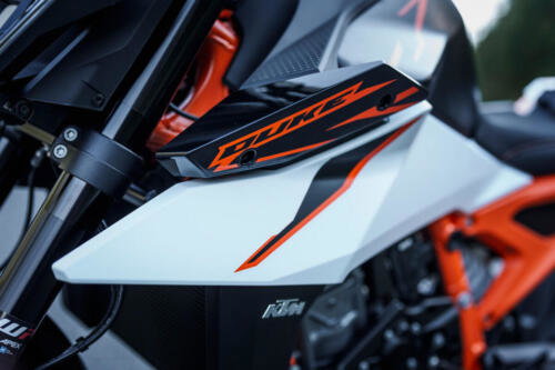 638383_MY25 KTM 990 DUKE R_DETAILS_PARTS_Details_Parts_DETAILS _ PARTS_02_STATIC IMAGES