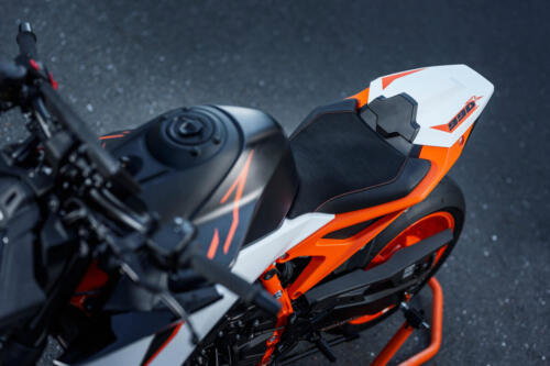 638384_MY25 KTM 990 DUKE R_DETAILS_PARTS_Details_Parts_DETAILS _ PARTS_02_STATIC IMAGES