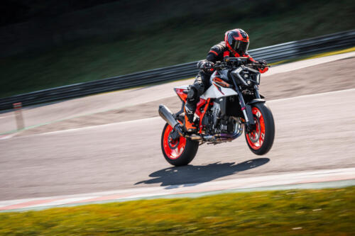 638415_MY25 KTM 990 DUKE R_ACTION_Action_ACTION_01_ACTION IMAGES