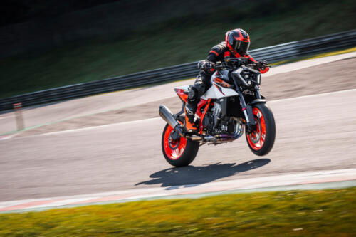 638415_MY25 KTM 990 DUKE R_ACTION_Action_ACTION_01_ACTION IMAGES