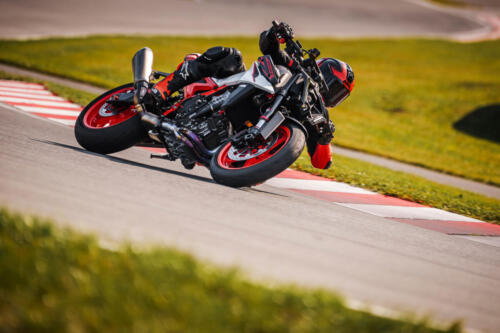 638420_MY25 KTM 990 DUKE R_ACTION_Action_ACTION_01_ACTION IMAGES