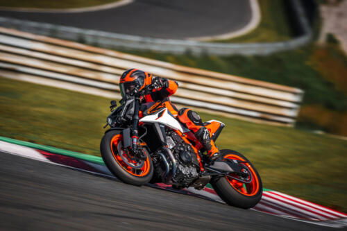 638421_MY25 KTM 990 DUKE R_ACTION_Action_ACTION_01_ACTION IMAGES