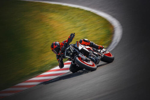 640733_MY25 KTM 990 DUKE R_ACTION_Action_ACTION_01_ACTION IMAGES