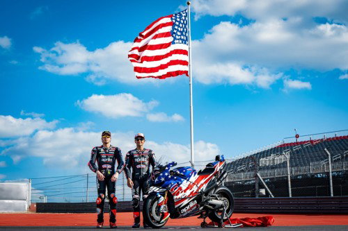 Marco Bezzecchi und Jorge Martin neben der Aprilia X 250TH mit US-Flagge auf dem Circuit of the Americas – Aprilia Racing Unveiling Austin 2026