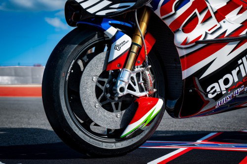 Brembo Carbon-Carbon-Bremsanlage der Aprilia X 250TH mit 340-mm-Carbonscheibe und Oehlins-Gabel – MotoGP-Technologie fuer die Strasse