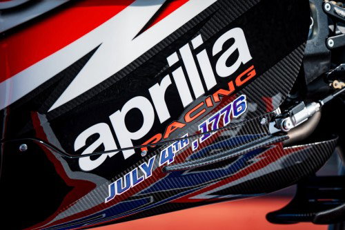 Detailaufnahme der Carbon-Unterverkleidung der Aprilia X 250TH mit Aprilia Racing Schriftzug und July 4th 1776 Gravur – PAN Compositi Carbon