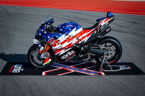 Aprilia X 250TH komplette linke Seitenansicht in Stars-and-Stripes-Lackierung auf Aprilia-Racing-Matte – 240 PS V4 Limited Edition COTA 2026