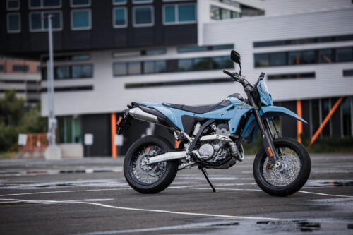 DR-Z400SMRLM5_action_30