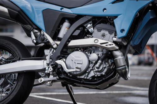 DR-Z400SMRLM5_action_35