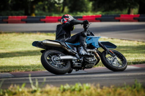 DR-Z400SMRLM5_action_61