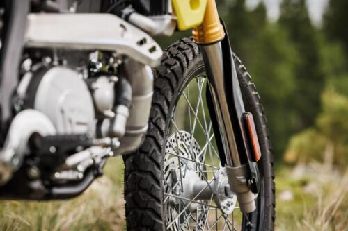 DR-Z400SRJM5_action_10