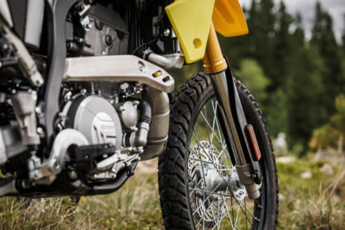 DR-Z400SRJM5_action_9