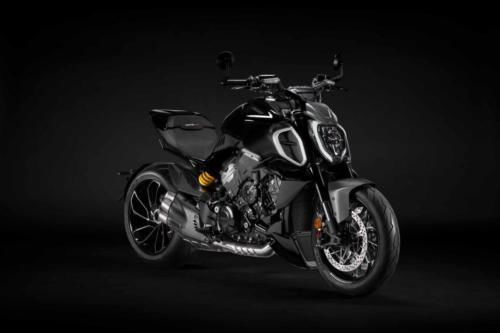 DVLV4_MY23_ACC_01_UC484002_High