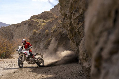 Ducati-DesertX-2026_Action_01