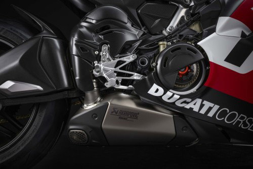 Ducati Superleggera V4 Centenario 2027 Akrapovic Titanium Auspuff mit Fussrasten und Ducati Corse Schriftzug