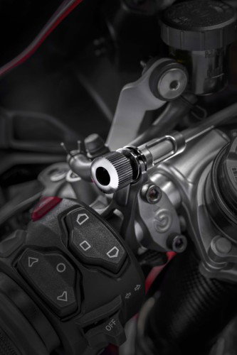 Ducati Superleggera V4 Centenario 2027 Lenkkopf-Bereich mit Brembo Bremspumpe und Bedientasten