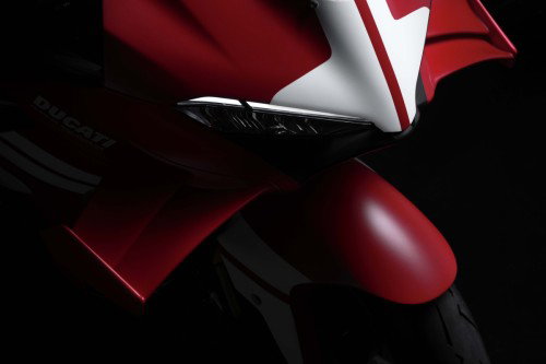 Ducati Superleggera V4 Centenario 2027 Scheinwerfer und DRL Detail linke Seite mit Winglet und Frontverkleidung