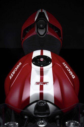 Ducati Superleggera V4 Centenario 2027 Tank Draufsicht mit Tankdeckel und Centenario Emblem – rot-weisse Streifen