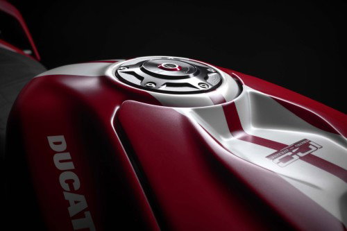 Ducati Superleggera V4 Centenario 2027 Tankdeckel Detail mit Centenario Emblem und rot-weissen Streifen