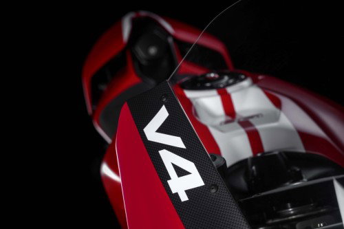 Ducati Superleggera V4 Centenario 2027 Carbon-Winglet Detail mit V4 Schriftzug auf Verkleidung