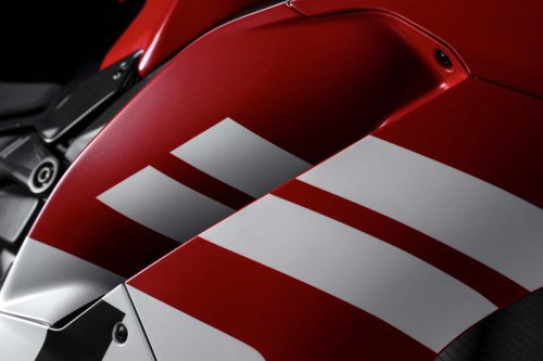 Ducati Superleggera V4 Centenario 2027 Seitenverkleidung mit weissen Rallye-Streifen auf rotem Lack
