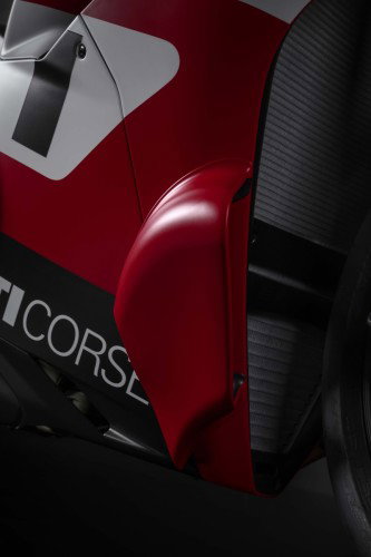 Ducati Superleggera V4 Centenario 2027 Winglet von unten mit Ducati Corse Schriftzug auf Verkleidung