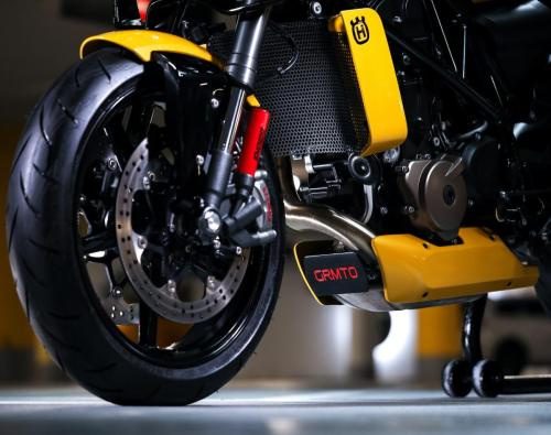 GRMoto Yellow Arrow _ Husqvarna 701 Custom (5)