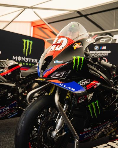 BMW M 1000 RR Nr. 40 mit Monster Energy Lackierung im BMW Motorrad Motorsport Zelt – Isle of Man TT 2026